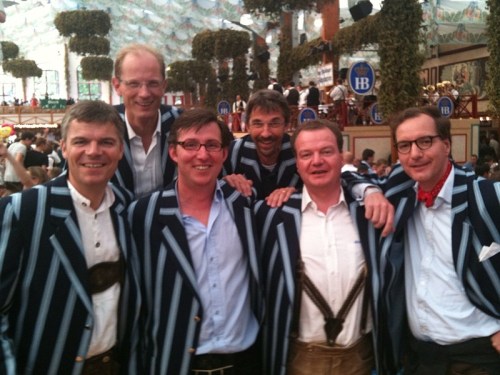 In Clubjacke und Lederhose: Senioren des Hockey-Club Bad Homburg auf der Wiesn, September 2010