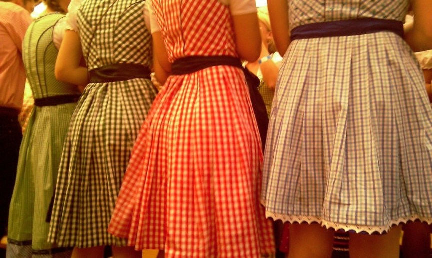 Alles so nett kariert: Dirndl auf der Wiesn