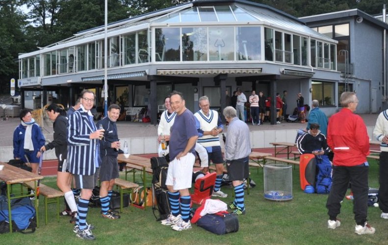 Die abendliche Szenerie beim MTV Kronberg: Nicolai, Tiesi, Christian, Bernhard, Thomas, Peter, Knut (mit roter Jacke)