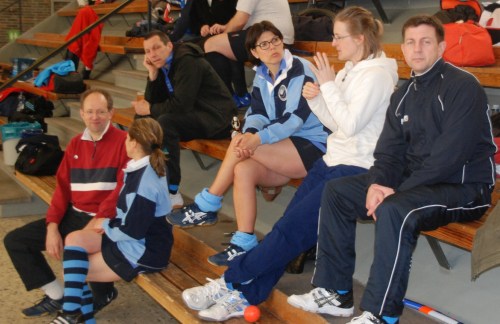 Gespräche am Rande (auch dabei: Tina Kühnemund (2.v.r.), die auf dem Mannschaftsphoto fehlt)