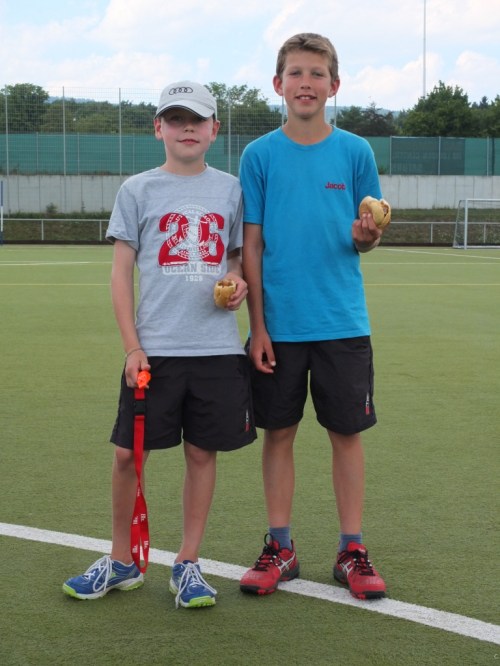 Als Dauerschiedsrichter im unermüdlichen Einsatz: Metzner junior und Jakob Miguletz