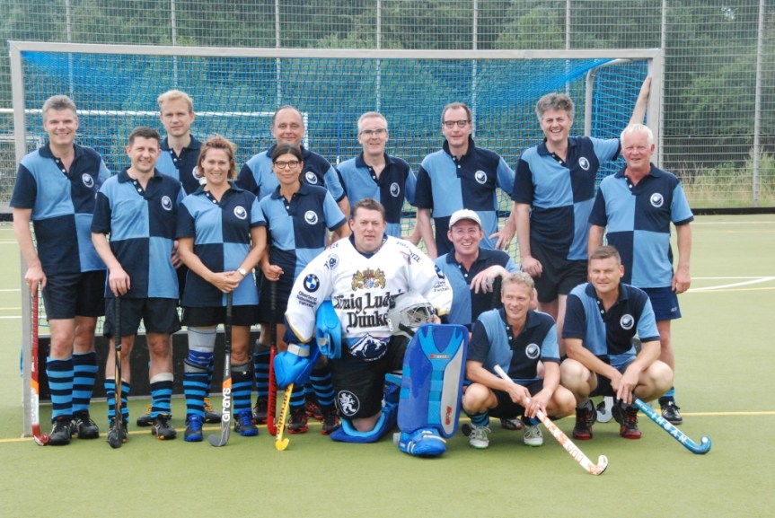 Toll! Es haben tatsächlich alle das gleiche Hemd an (Sven natürlich ausgenommen).